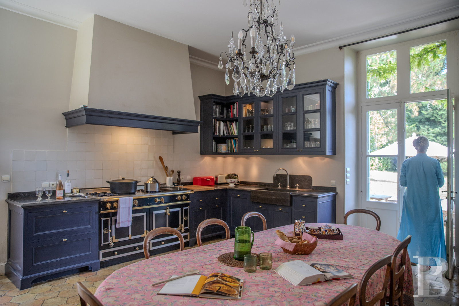 Dans le Perche, au nord-est de Bellême, une maison des 18e et 19e siècle au milieu de grands arbres  - photo  n°19